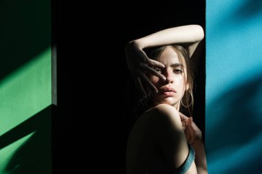 kot kot elbise esmer saçlı kadın