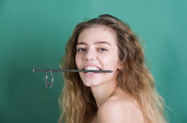 onarım veya bina çivi kadın mutlu işçinin elinde