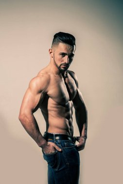 kot pantolon kas vücut adamla