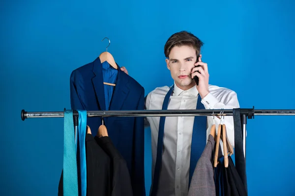 Hombre de negocios en percha guardarropa hablando por teléfono — Foto de Stock