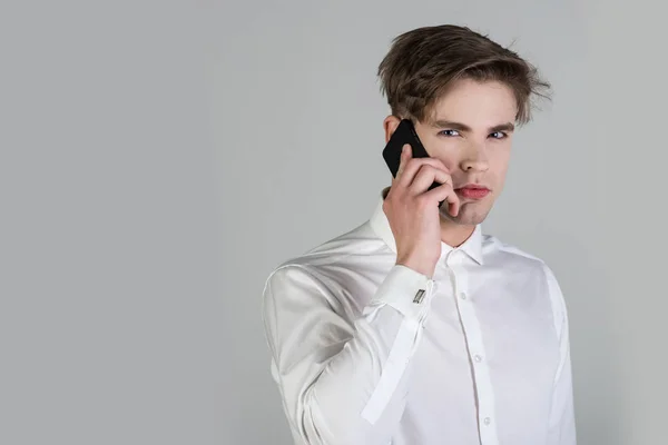 Bonito homem em branco camisa com abotoaduras falando no telefone — Fotografia de Stock