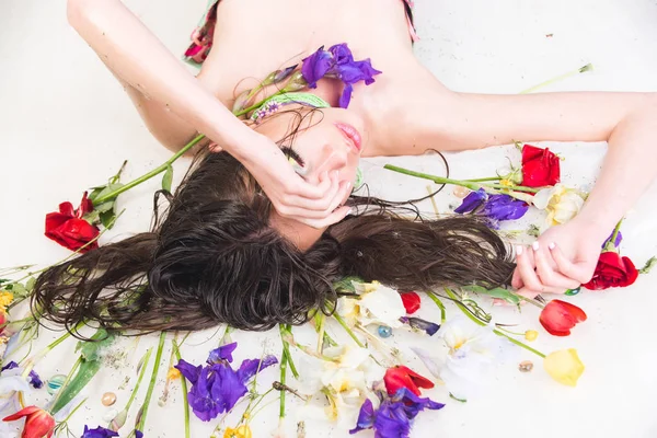 Modelo de moda con flores de tulipán colocadas aisladas sobre fondo blanco — Foto de Stock