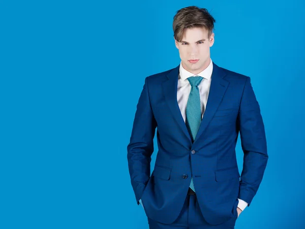 Man in white shirt and tie on blue background — Stock Photo, Image