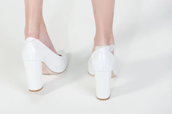 Ragtapasz lábát a seb, divatos cipők, lány — Stock Fotó