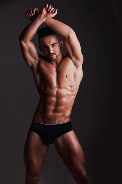 Спортсмен з м'язистим тілом в нижній білизні штани — стокове фото