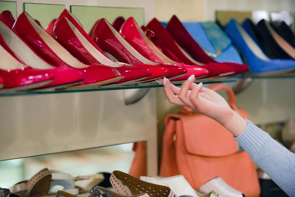 Butiksbiträde hand med shopping showcase med skor för kvinnor — Stockfoto