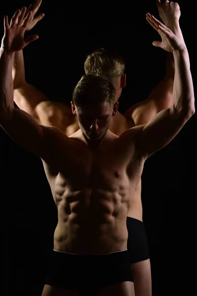 Homens gêmeos musculares com tronco nu, seis pack em roupa interior — Fotografia de Stock