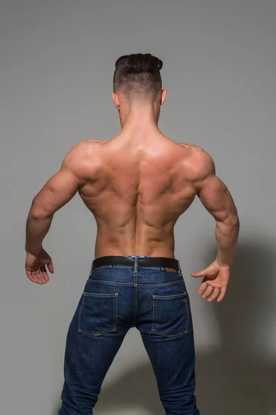 Hombre con cuerpo y espalda musculosos — Foto de Stock