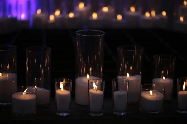 Velas ardientes de cera blanca granulada en candelabros de vidrio —  Fotos de Stock