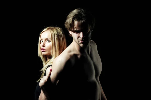 Kaslı erkek ve kız seksi genç çıplak Çift — Stok fotoğraf