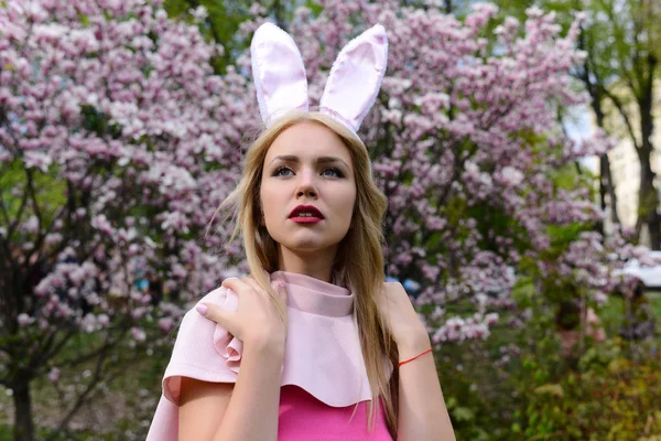 Dziewczyna z bunny uszy pozowanie różowy top — Zdjęcie stockowe