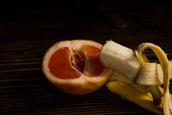 Grapefruit and banana with yellow peel — Stock Photo, Image