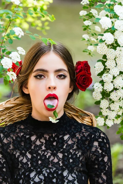 Mujer linda con flor blanca en la lengua en la boca abierta — Foto de Stock