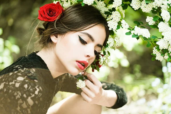 Fille avec le maquillage espagnol à la mode, fleur rose dans les cheveux — Photo