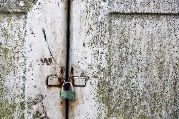 Lucchetto, serratura portatile, su cancello in metallo arrugginito — Foto Stock