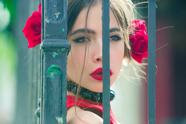 Великолепная брюнетка с красным цветом розы в волосах — стоковое фото
