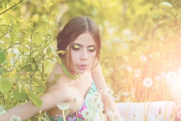 Frau mit modischem Make-up und Perlen in grünen Blättern — Stockfoto