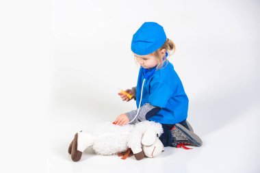 Doktor veteriner oyuncak hayvan ile oynarken tek tip çocuk