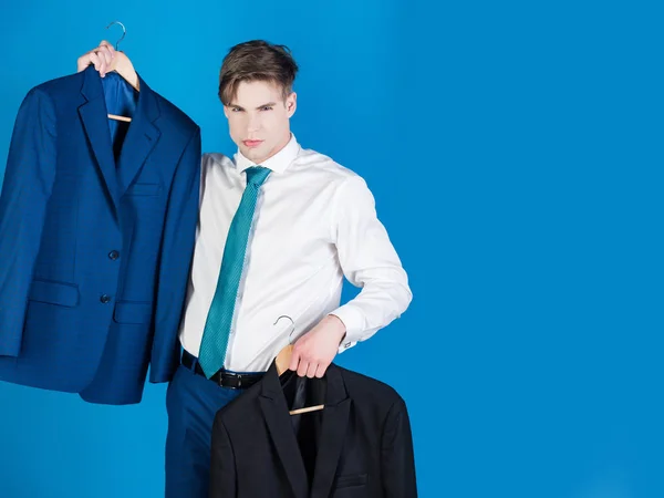 Winkelbediende huidige formele jas outfit op hanger — Stockfoto