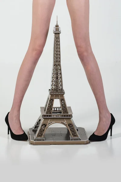 Travel and vacation, slim legs of woman above eiffel tower — Stock Photo, Image