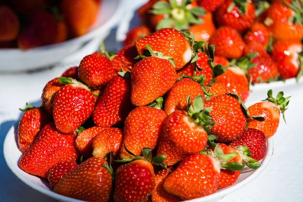 Berry veya tablo, yaz hasat Tabaklarda çilek — Stok fotoğraf