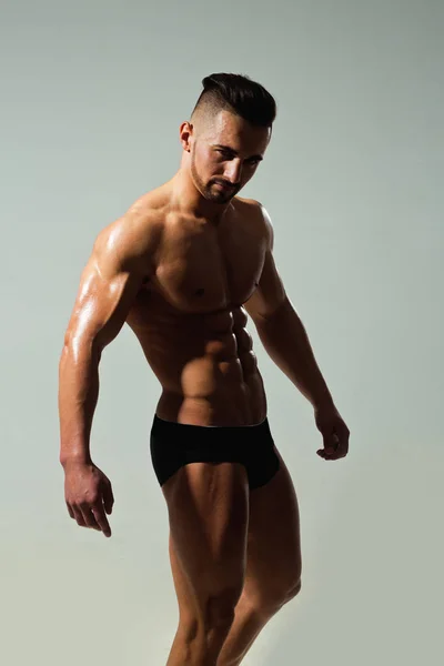 М'язистий чоловік з м'язовим тулубом в студії, спорті та тренінгу — стокове фото