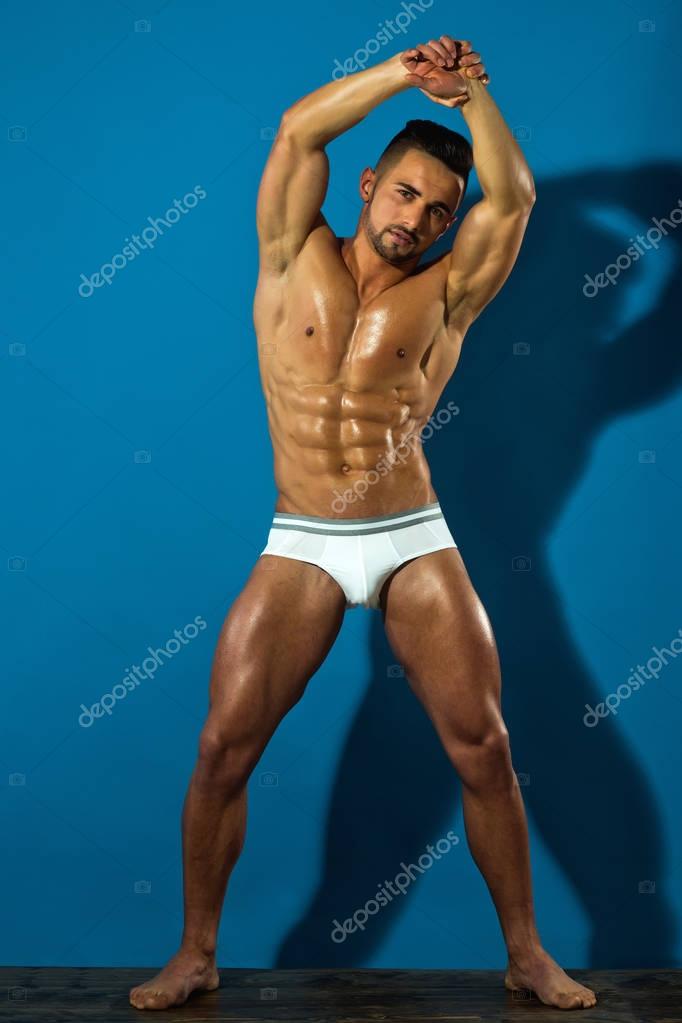 Chico con cuerpo musculoso en ropa interior pantalones — Foto de