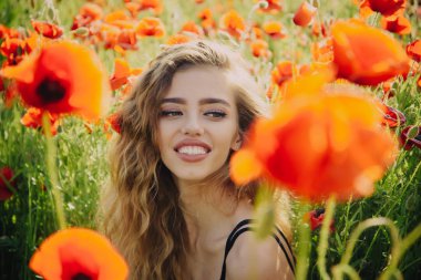 haşhaş alanda uzun saçlı güzel kadın