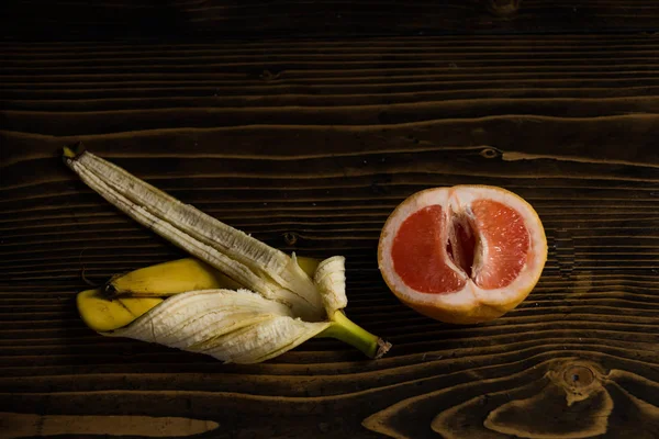 Bananenschale und rote Grapefruit — Stockfoto