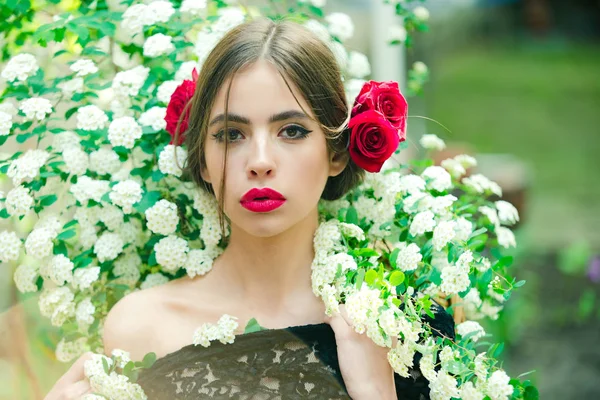 Mulher com maquiagem espanhola na moda, rosa flor no cabelo — Fotografia de Stock