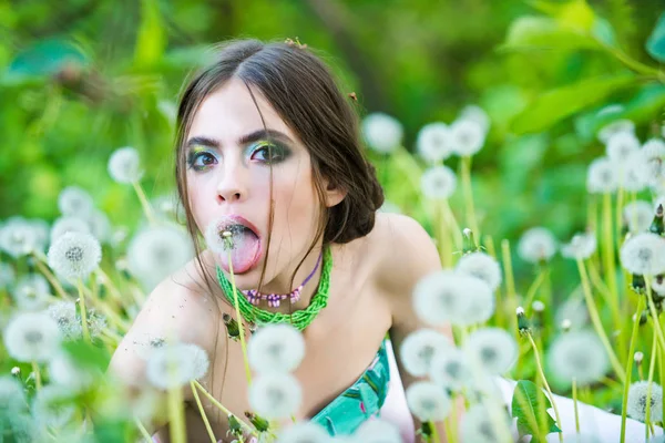 Mladá žena s módní make-up a korálky v zelených listech — Stock fotografie