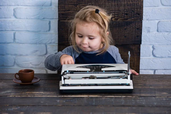 Dziecko lub małe dziecko chłopca lub biznesmen z maszyny do pisania — Zdjęcie stockowe