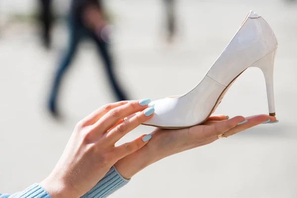 Calzature o scarpe in pelle di colore bianco sulla mano femminile — Foto Stock