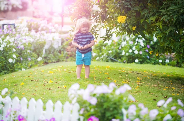 Bambino o felice piccolo ragazzo all'aperto vicino recinto di legno bianco — Foto Stock