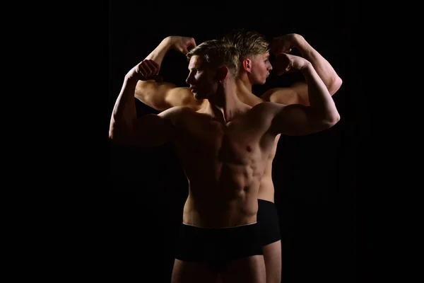 Männer, muskulöse Zwillinge mit nacktem Oberkörper, Sixpack in Unterwäsche — Stockfoto