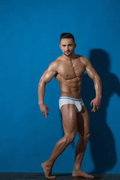 Bodybuilder mit muskulösem Körper in Unterhosen — Stockfoto