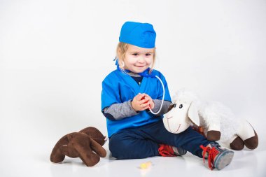 Doktor veteriner oyuncak hayvan ile oynarken tek tip çocuk