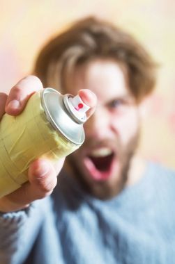Aerosol sprey boya sakallı kızgın adam elinde olabilir
