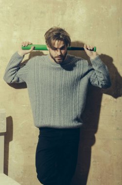 adam kazak ve kot beysbol sopası ile poz