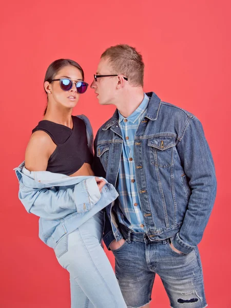 Paar denim vrouw en man in glazen — Stockfoto