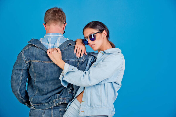 модная пара джинсовых женщин и мужчин в очках
