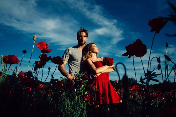 Αγάπη και το ειδύλλιο της ζευγάρι στο κόκκινο πεδίο παπαρούνας — Φωτογραφία Αρχείου