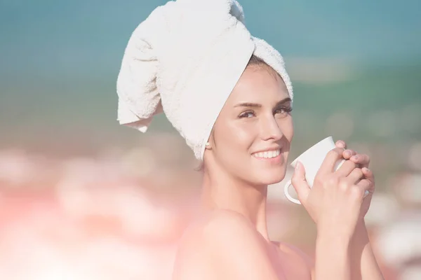 Flicka hemmafru i handduk håller kaffekopp — Stockfoto