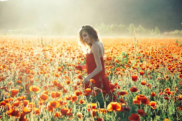 Femme ou fille heureuse dans le champ de graines de pavot — Photo