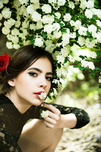 Chica con maquillaje español de moda, flor de rosa en el pelo — Foto de Stock