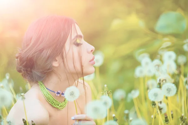 Menina com maquiagem elegante e contas em folhas verdes — Fotografia de Stock