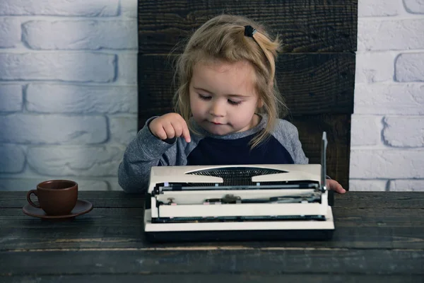 Business kid eller liten pojke eller affärsman barn med skrivmaskin — Stockfoto