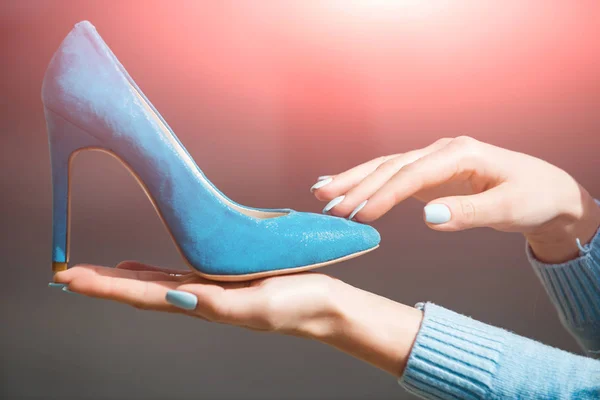 グラマー女性の靴青スエードと手します。 — ストック写真