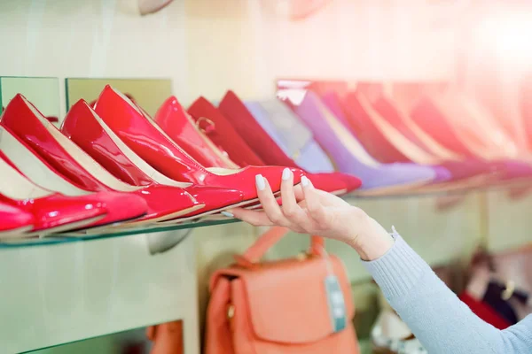 Mode kvinna sko från röd och blå läder i hand — Stockfoto
