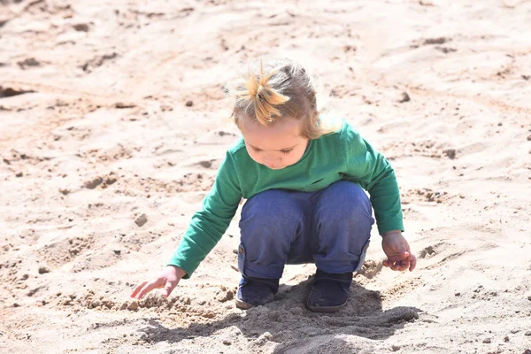 Niño niño en playa de arena — Foto de Stock